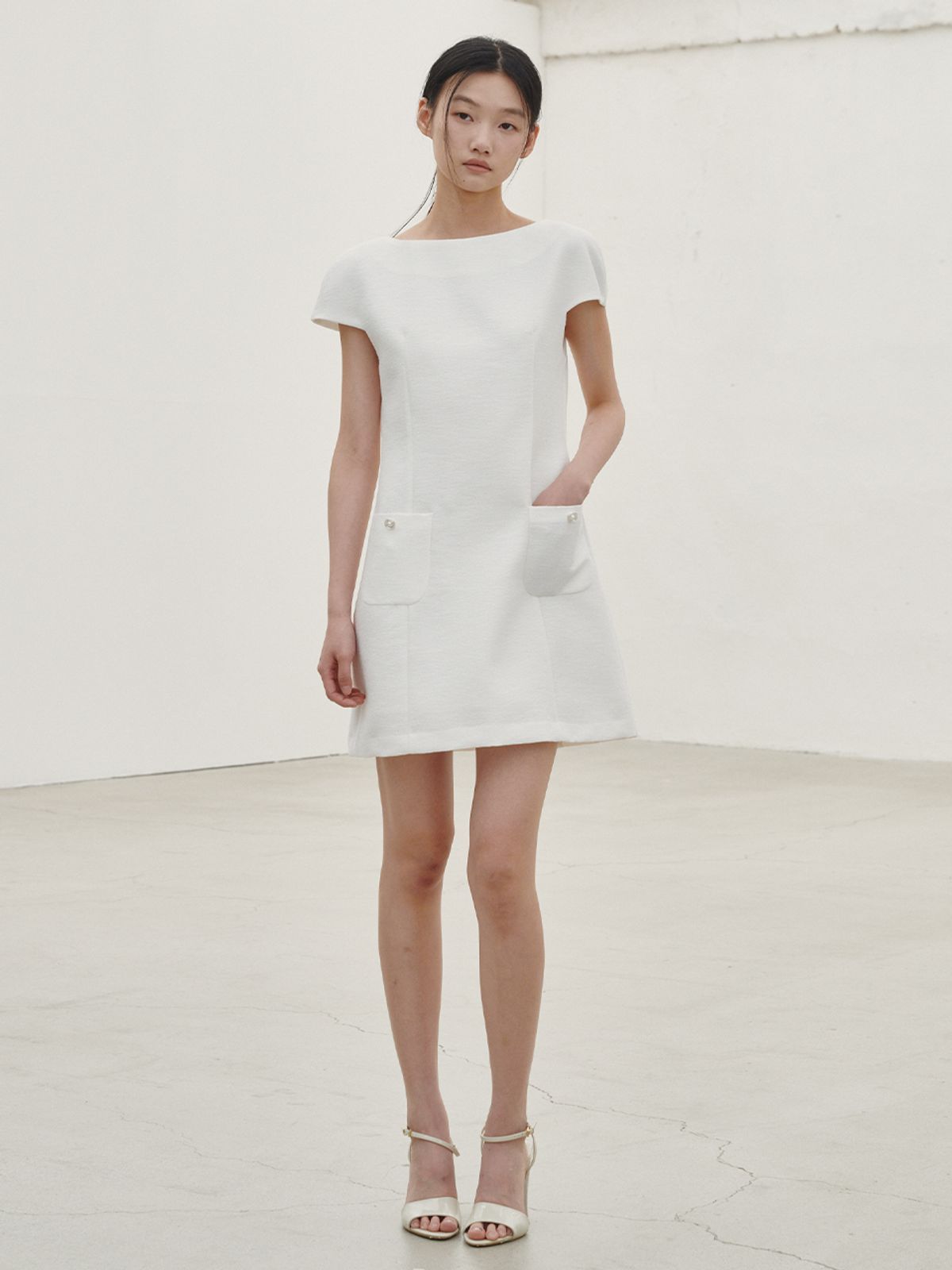 누브(NOUVE) 보트넥 트위드 미니 드레스 - 화이트 / Boat Neck Tweed Mini Dress - White