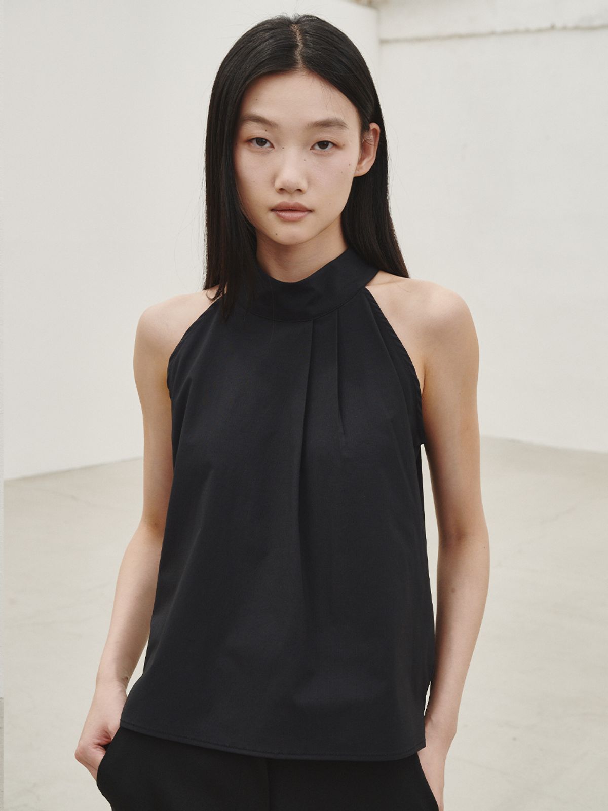 누브(NOUVE) 홀터 투턱 블라우스 - 블랙 / Holter Two Tuck Blouse - Black
