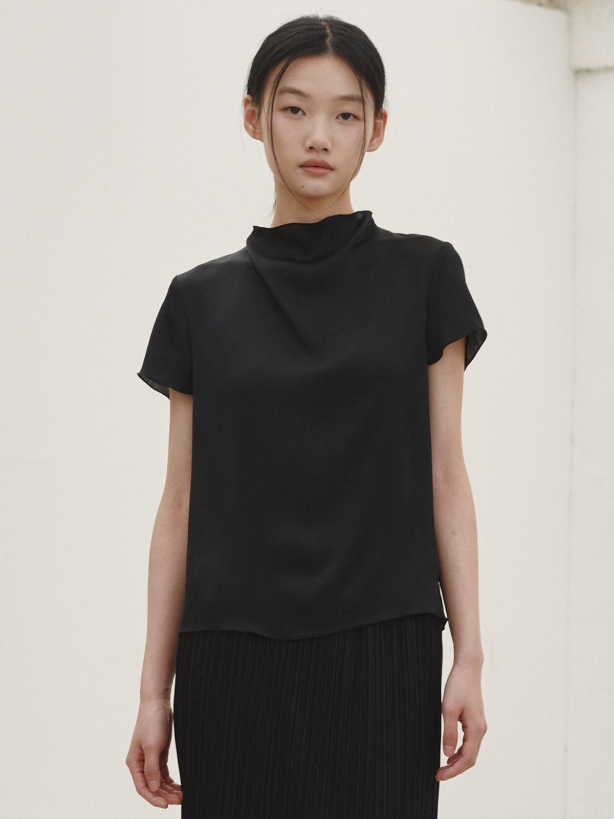 누브(NOUVE) 하프 슬리브 실키 블라우스 - 블랙 / Half-sleeved silky blouse - Black