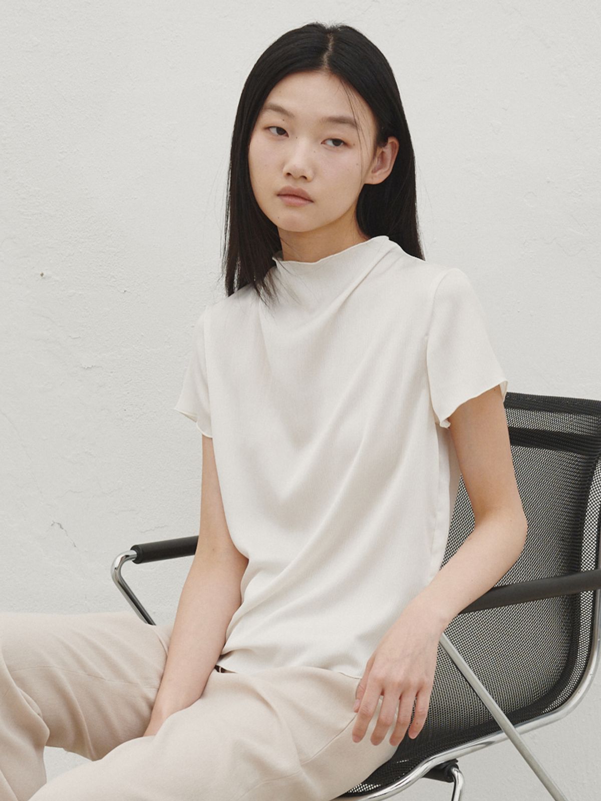 누브(NOUVE) 하프 슬리브 실키 블라우스 - 아이보리 / Half-sleeved silky blouse - Ivory