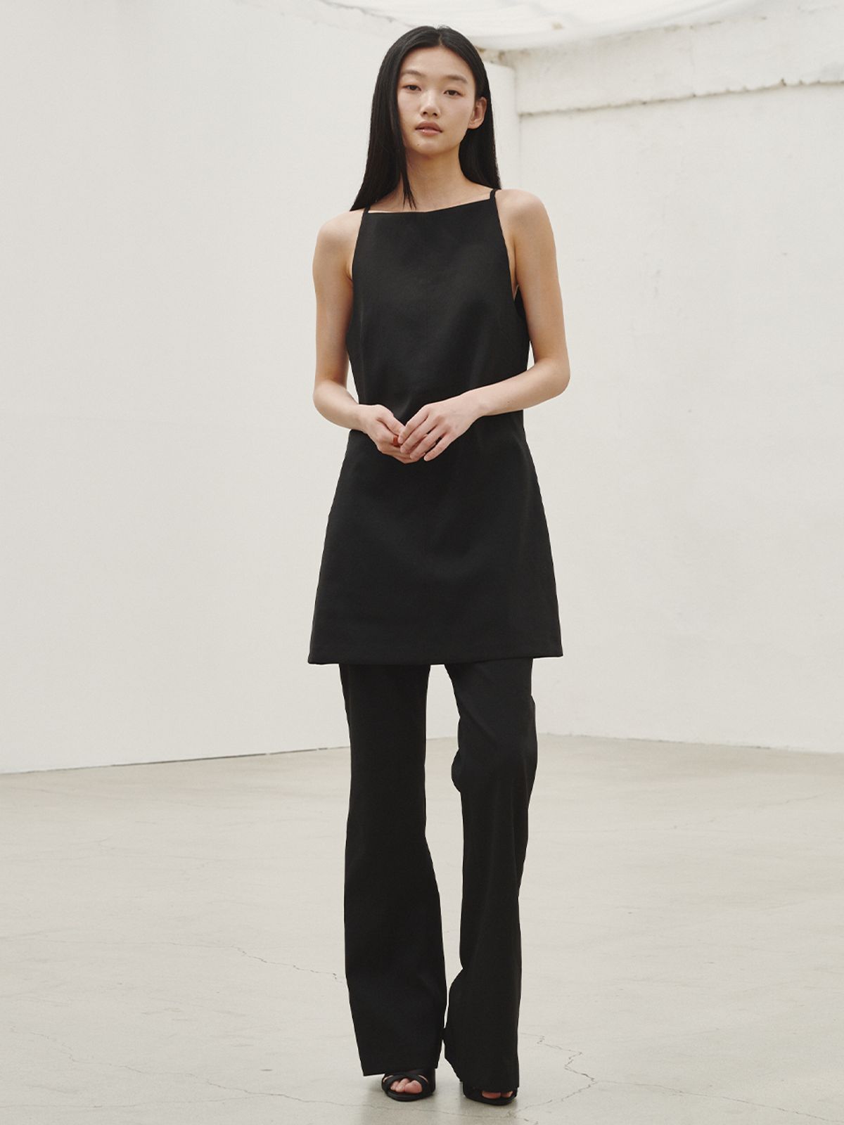 누브(NOUVE) 홀터넥 슬리브리스 - 블랙  / Halter Neck Sleeveless - Black