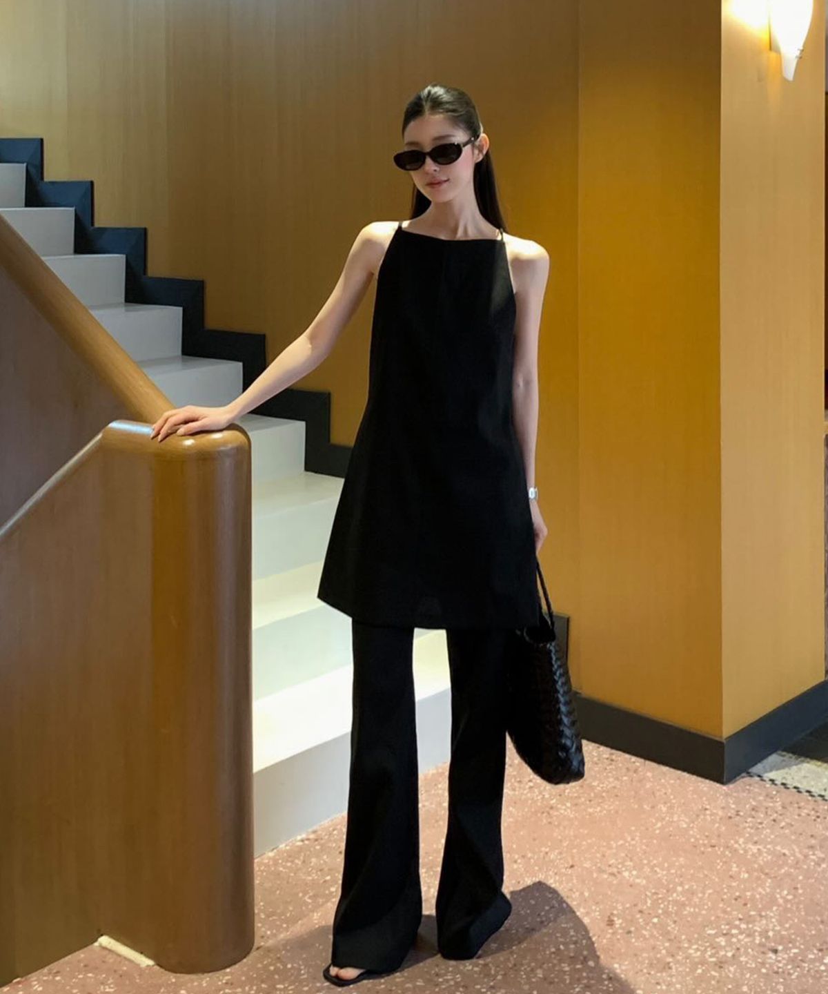 누브(NOUVE) 홀터넥 슬리브리스 - 블랙  / Halter Neck Sleeveless - Black