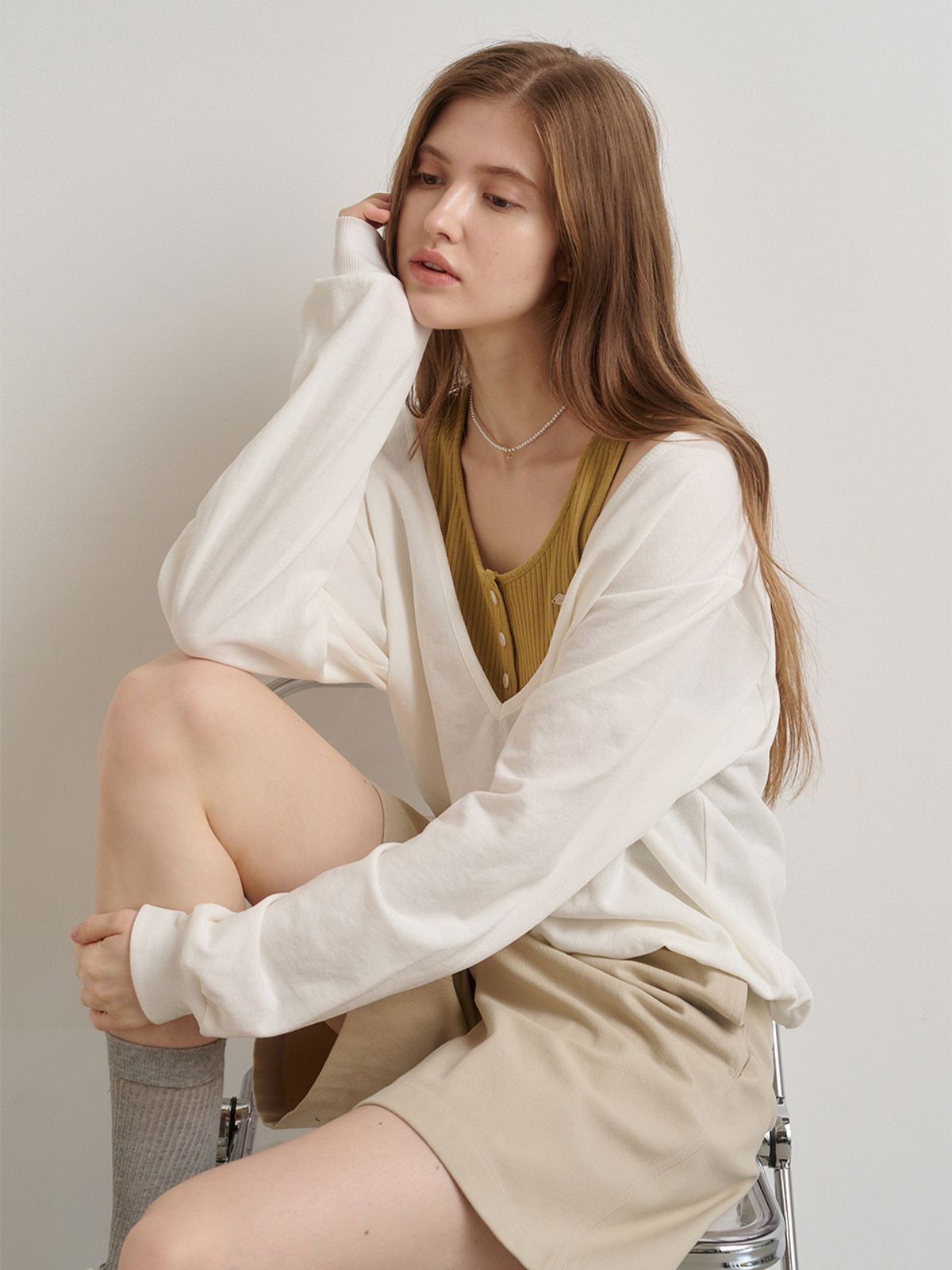 모우트(MOAT) 딥 브이넥 스웻셔츠 (샌드 아이보리)
