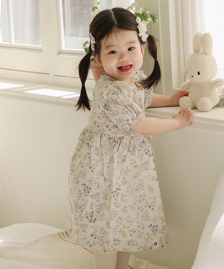 예쁜 정원에서 귀여운 토끼 친구들이 따라오죠 - 아기 프릴 원피스