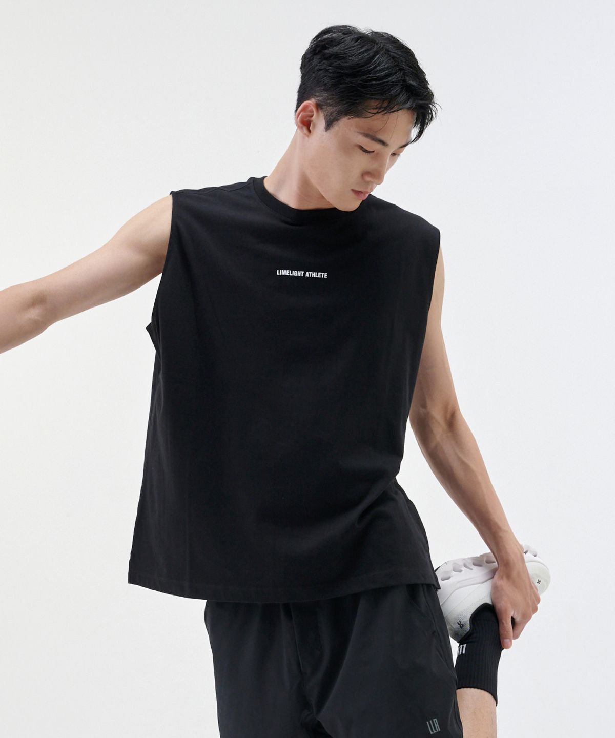 라임라잇 어패럴(LIMELIGHT APPAREL) 애슬릿 디서플린 백 로고 쿨링 오버사이즈 슬리브리스 (블랙/화이트)