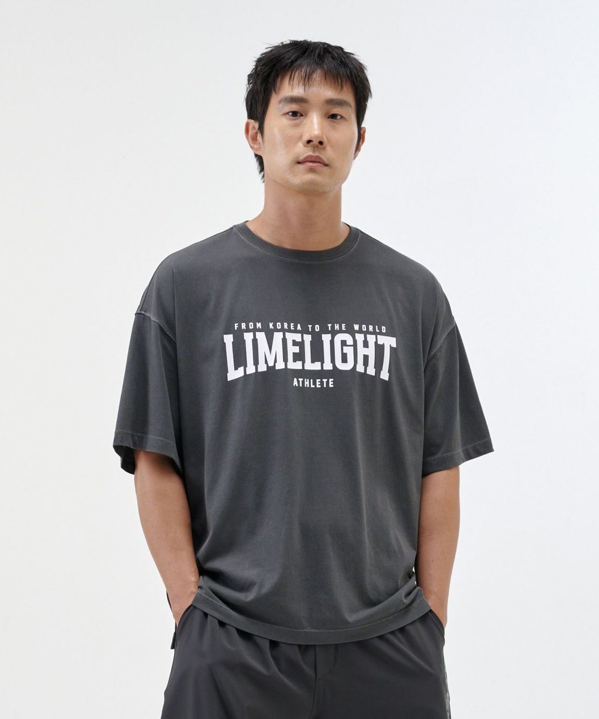 라임라잇 어패럴(LIMELIGHT APPAREL) 라임라잇 빅 로고 쿨링 오버사이즈 티셔츠 (차콜/화이트)