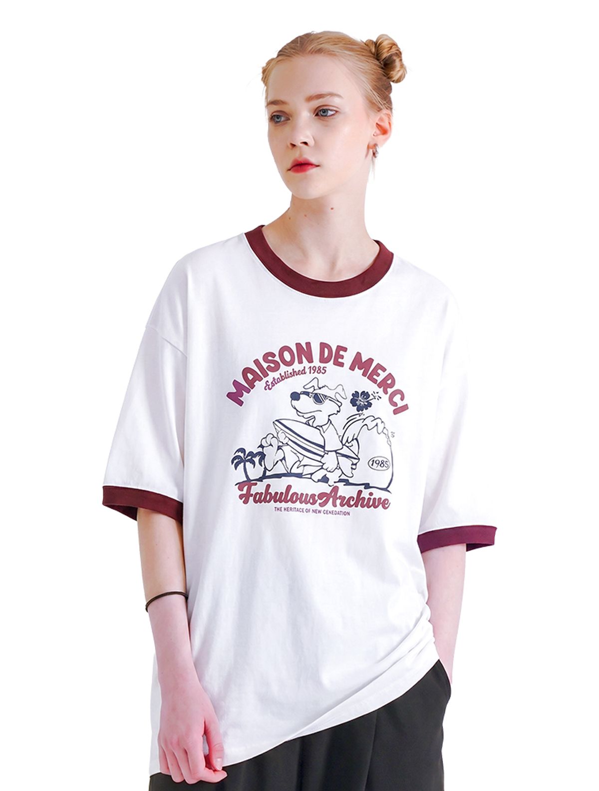 라 메종 스튜디오(LA MAISON STUDIO) UNISEX 오버핏 퍼피서핑 링거 반소매 티셔츠 화이트다크레드(FCE2TS401M)
