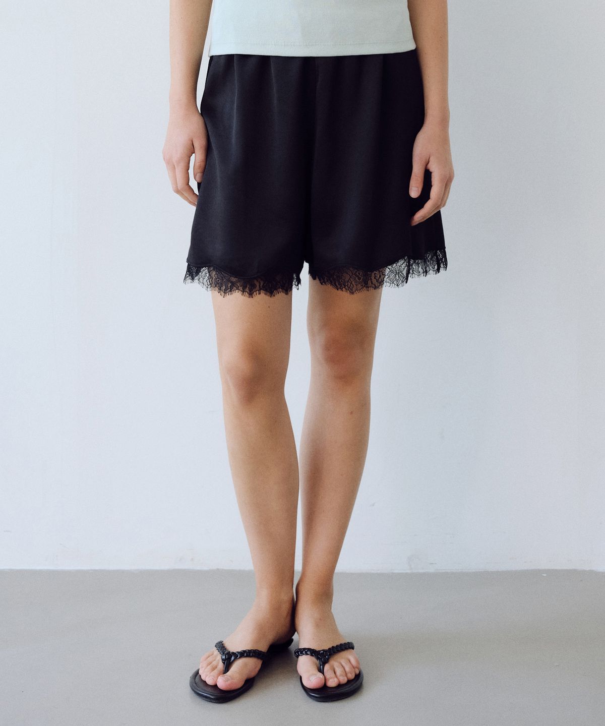 유라고(URAGO) Silky lace banding shorts