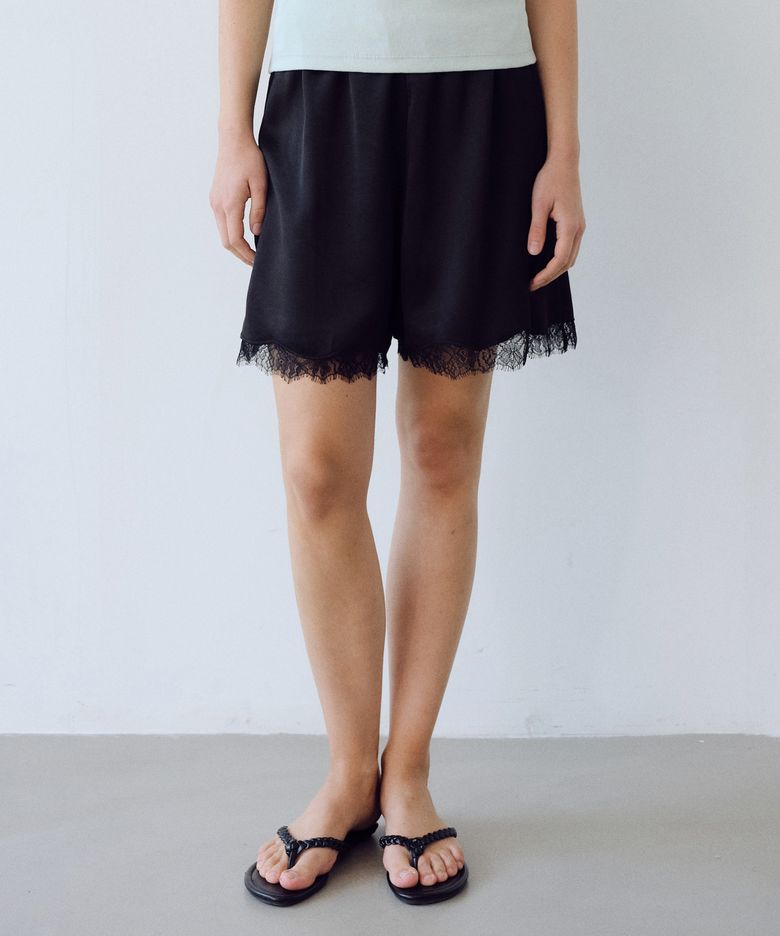 Silky lace banding shorts