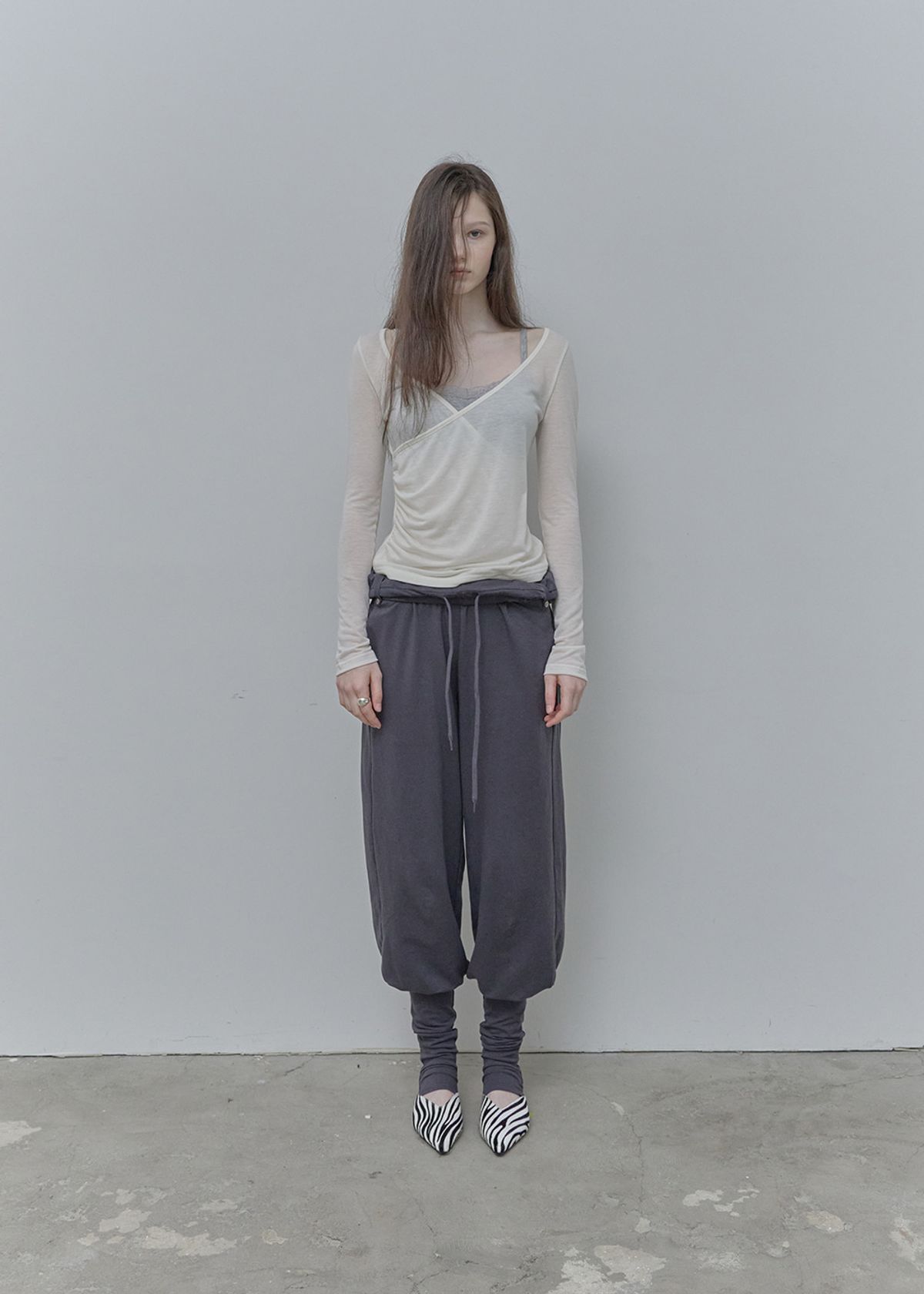 필세(PHILCE) Rolled waist warmer pants, Charcoal
