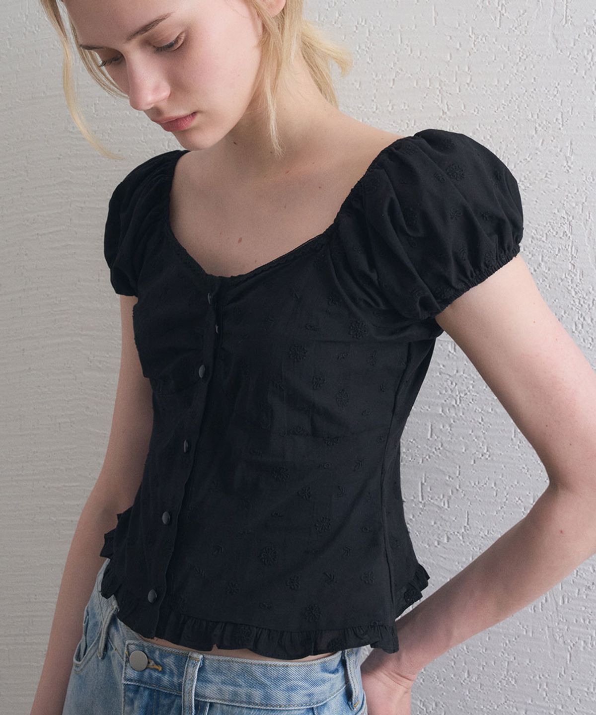 헤인트(HAINT) AMIS EYELET OFF SHOULDER PUFF BLOUSE 2COL_BLACK