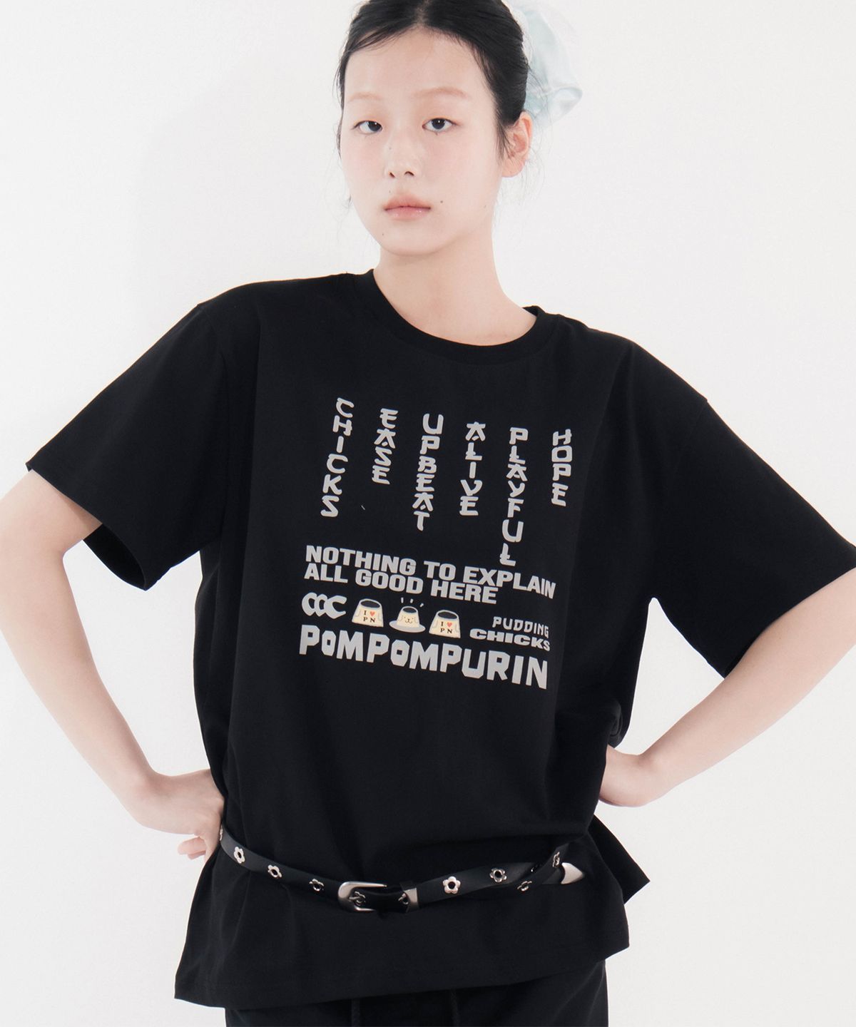 칙스(CHICKS) 폼폼푸린 업비트 타이포 오버 반팔 티셔츠 블랙