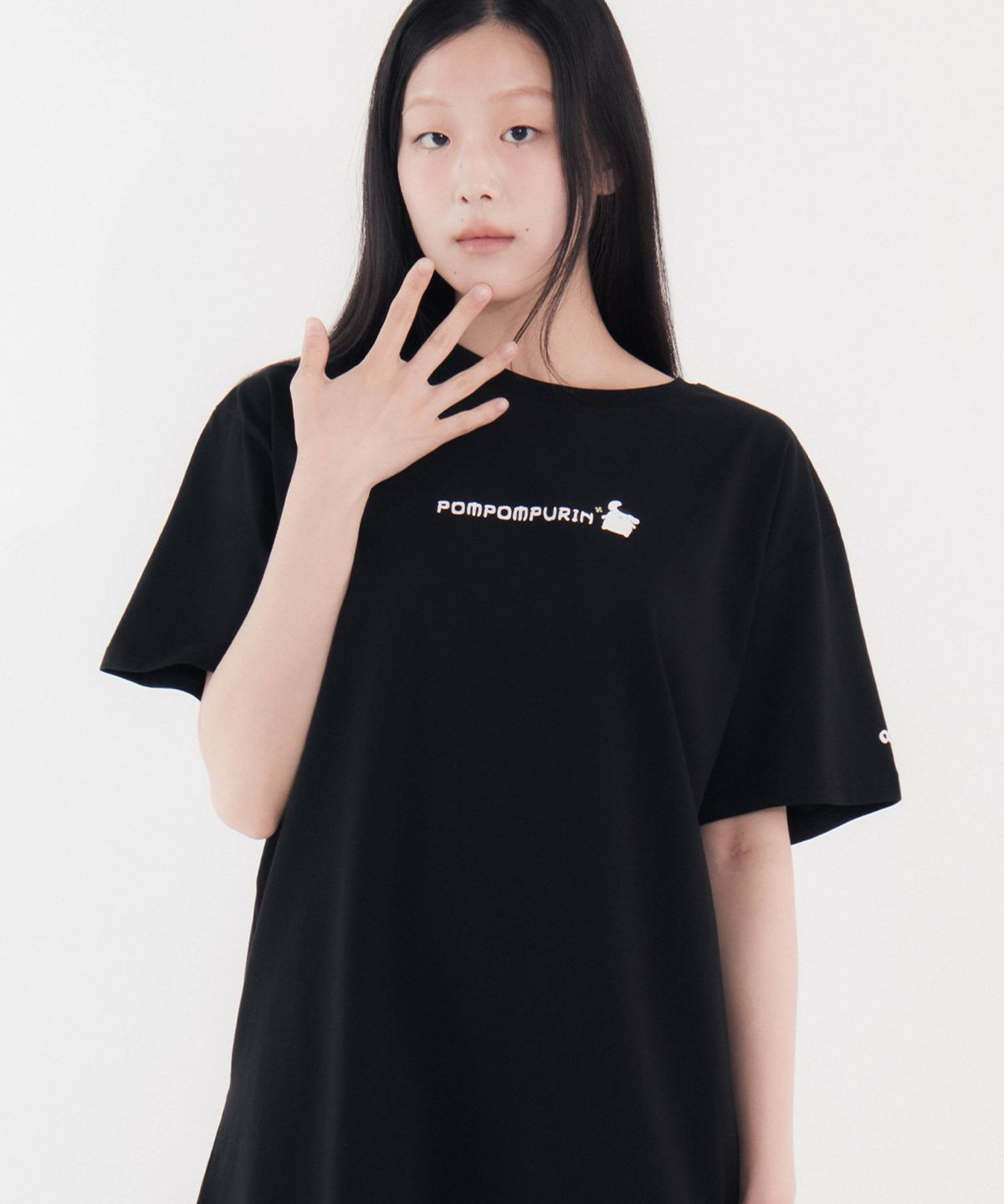 칙스(CHICKS) 폼폼푸린 워터마크 그래픽 오버 반팔 티셔츠 블랙