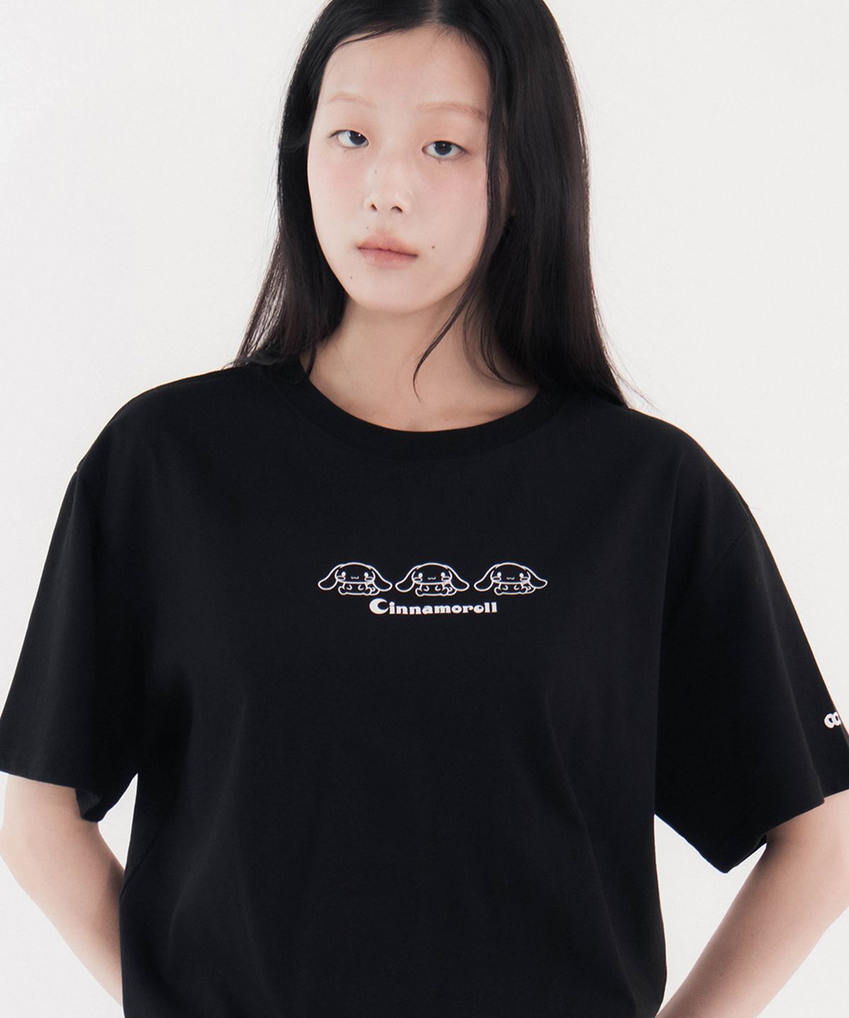 칙스(CHICKS) 시나모롤 트리플 오버 반팔 티셔츠 블랙