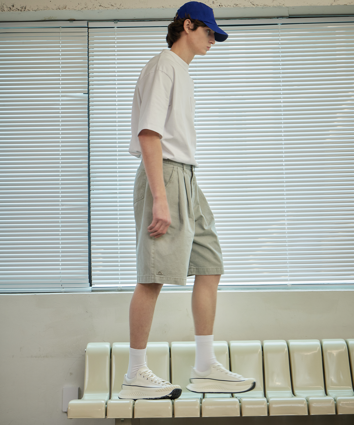 아히두(IHDO) 카치온 빈티지 그레인 버뮤다 팬츠_워시드 라이트 그레이