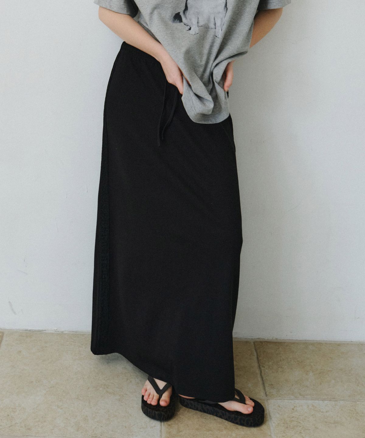 마이스(MAIS) SIDE LACE BANDING LONG SKIRT / BLACK
