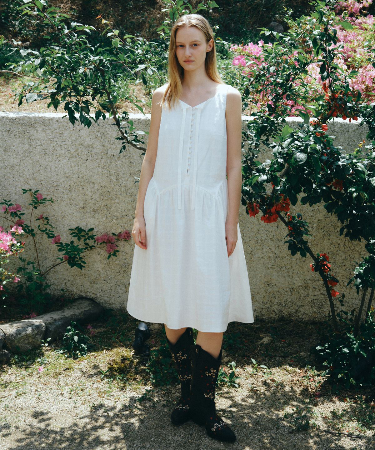 마이스(MAIS) TIE DETAIL FRONT BUTTON MIDI DRESS / WHITE
