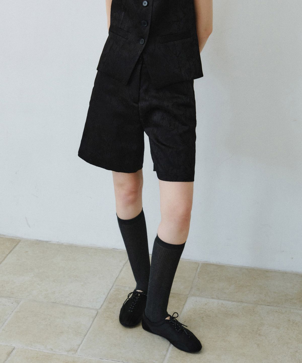 마이스(MAIS) GLOSSY FLORAL JACQUARD SHORTS / BLACK