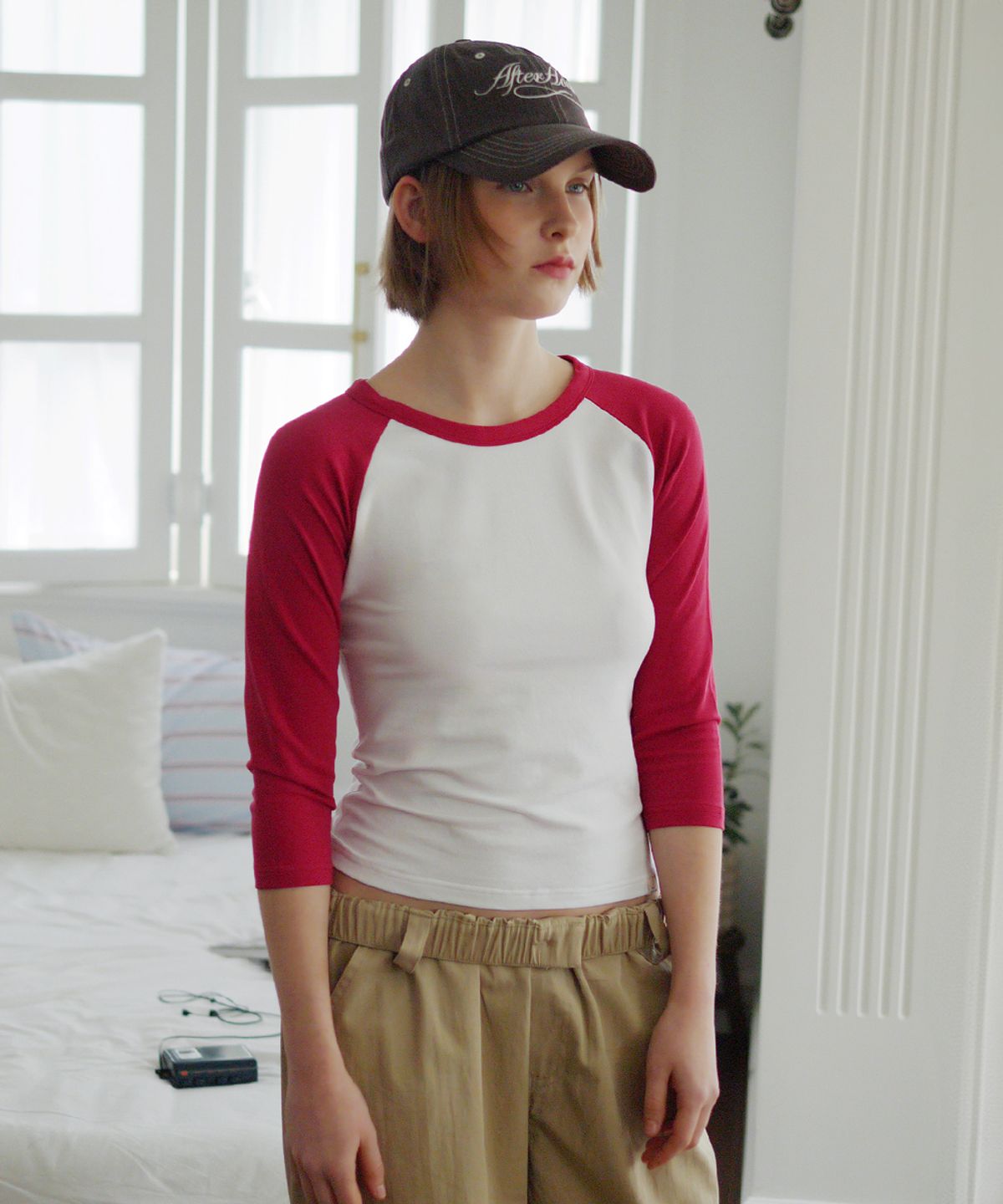 애프터아워즈(AFTERHOURS) ESSENTIAL 3/4 SLEEVE TOP (WHITE-RED)