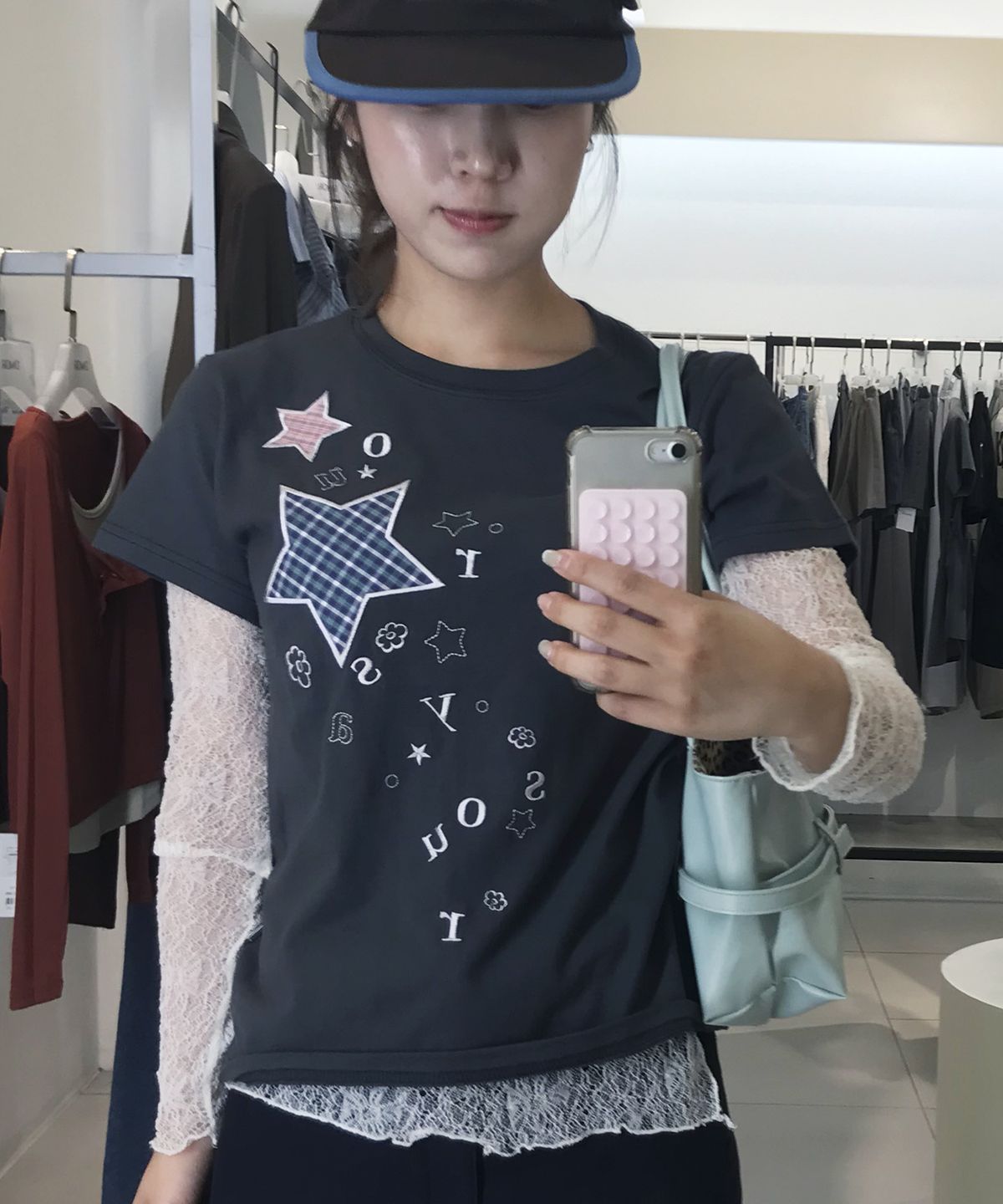 아워세이아워(OURSAYSOUR) 체크 투스타 아플리케 자수 반팔티 챠콜