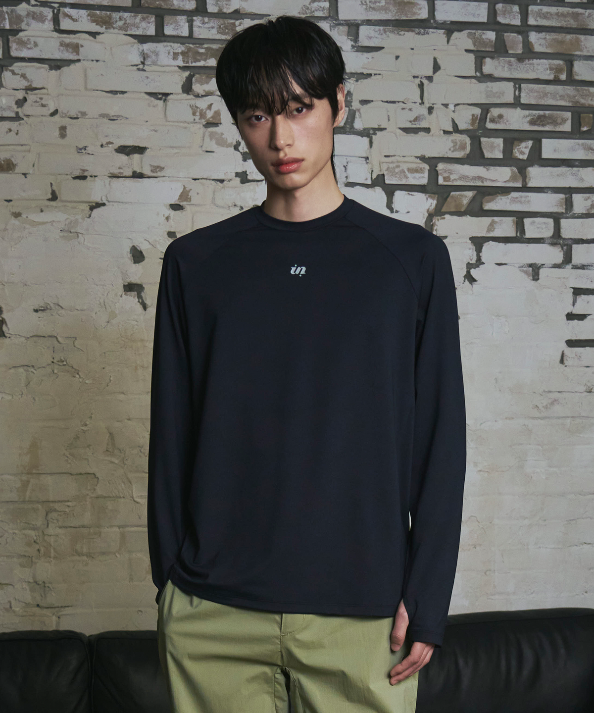 온다웨이브(UNDAWAVE) 스몰 로고 절개 롱 슬리브 (블랙)