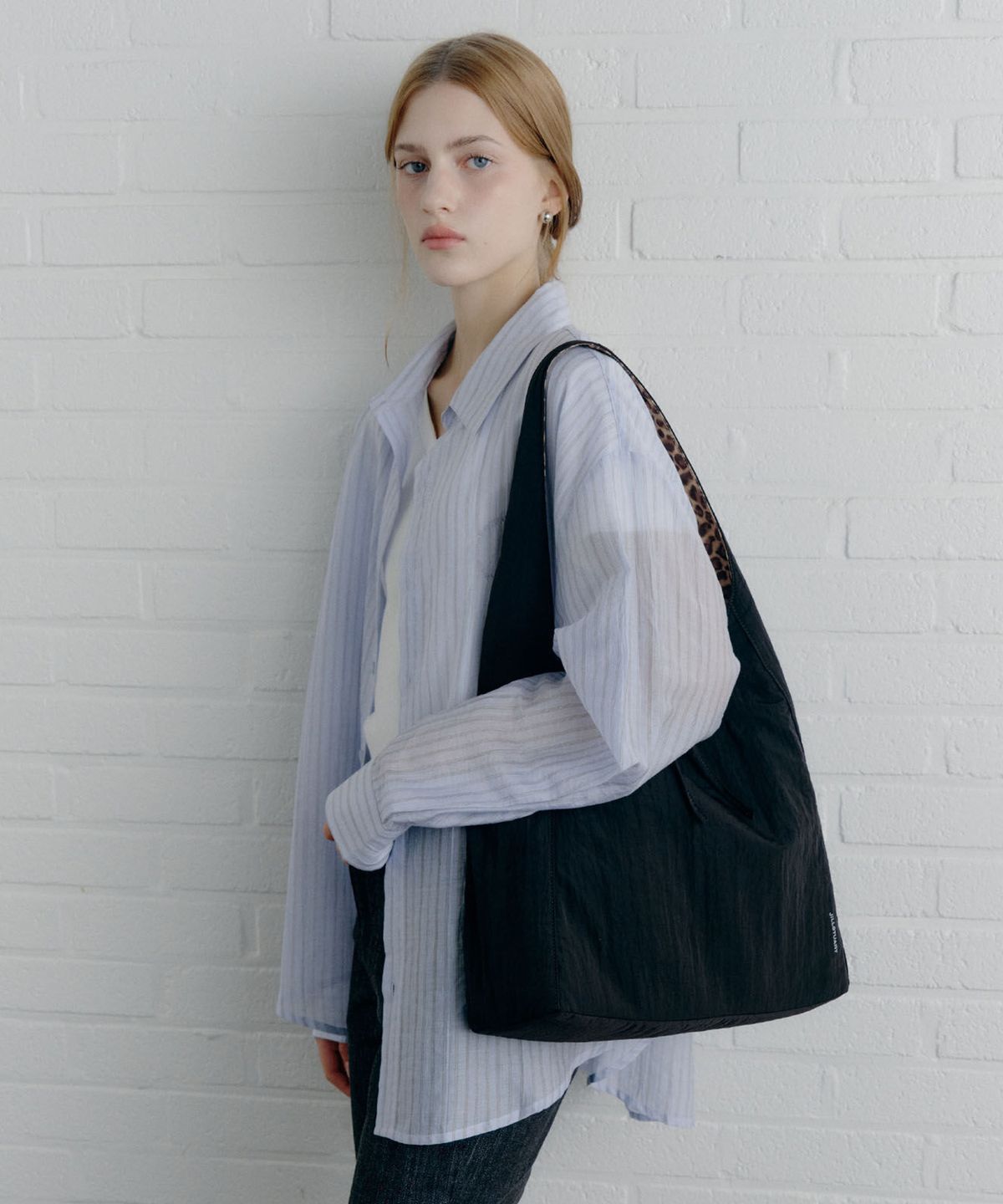 질스튜어트액세서리(JILLSTUART ACC) [이지보우보우]블랙 나일론 원단 리버서블 숄더백 L