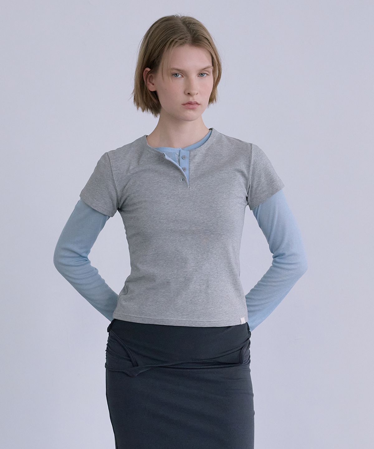애프터아워즈(AFTERHOURS) COLOR HENLEY NECK HALF-TOP (MELANGE GREY)