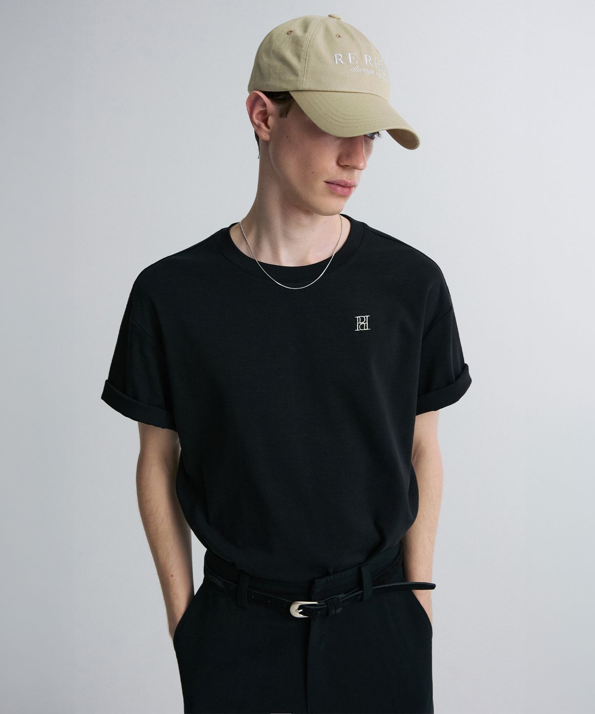 리이 맨(RERHEE MEN) LOGO EMBROIDERED T-SHIRT BLACK