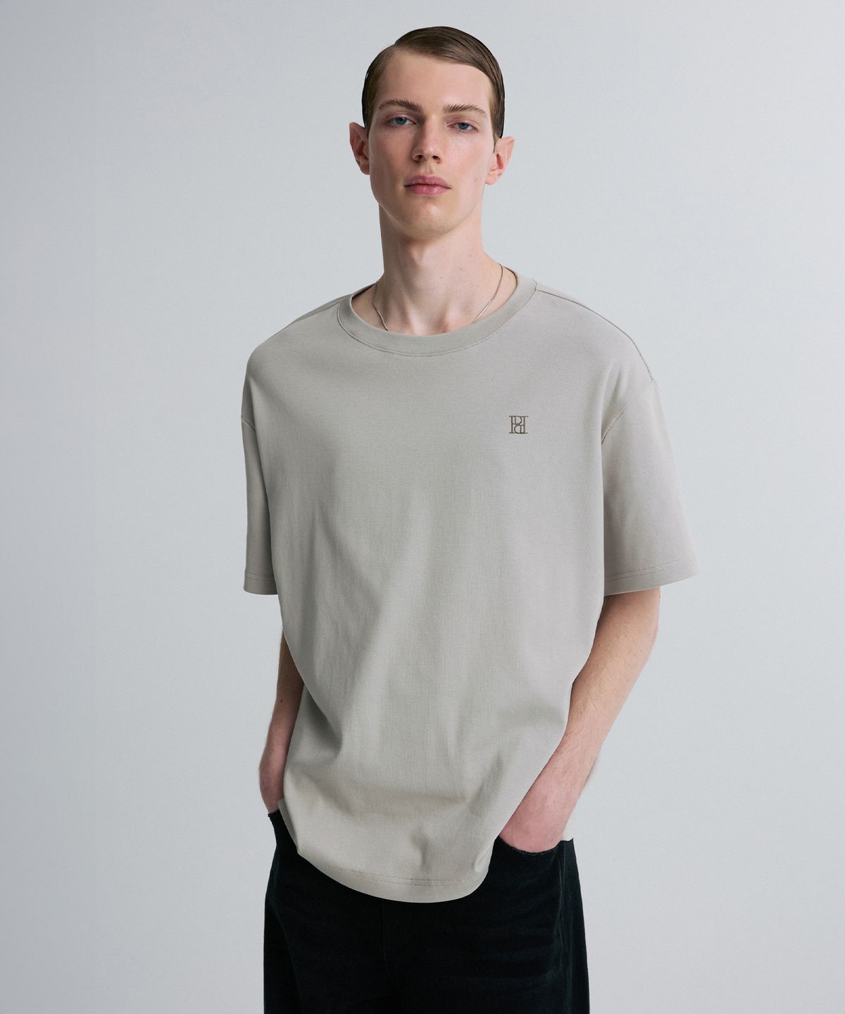 리이 맨(RERHEE MEN) LOGO EMBROIDERED T-SHIRT MOSS