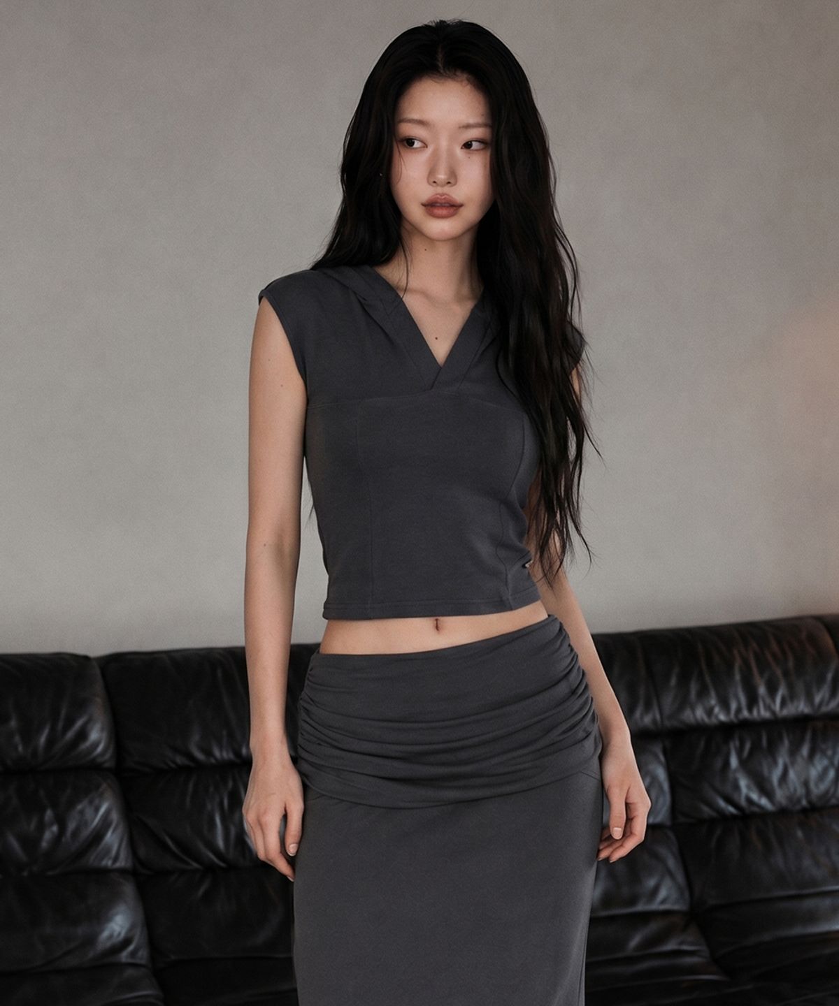 로맨티누어(ROMANTINUER) Hooded Sleeveless Crop Top (Charcoal)