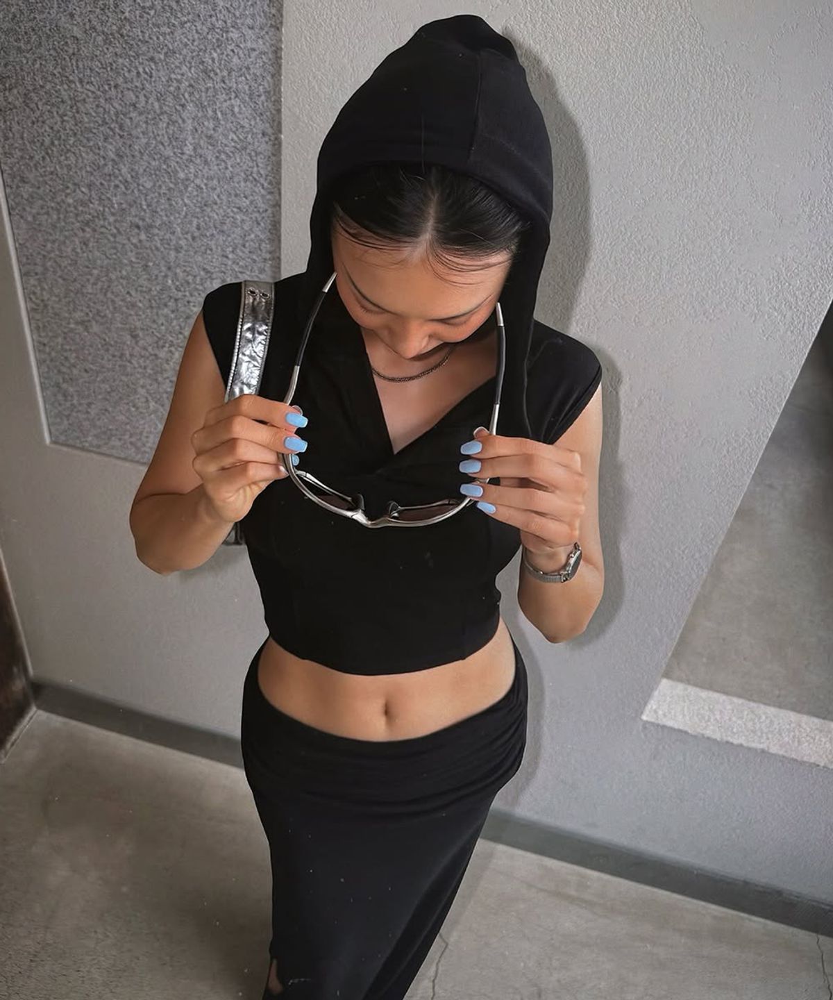 로맨티누어(ROMANTINUER) Hooded Sleeveless Crop Top (Black)
