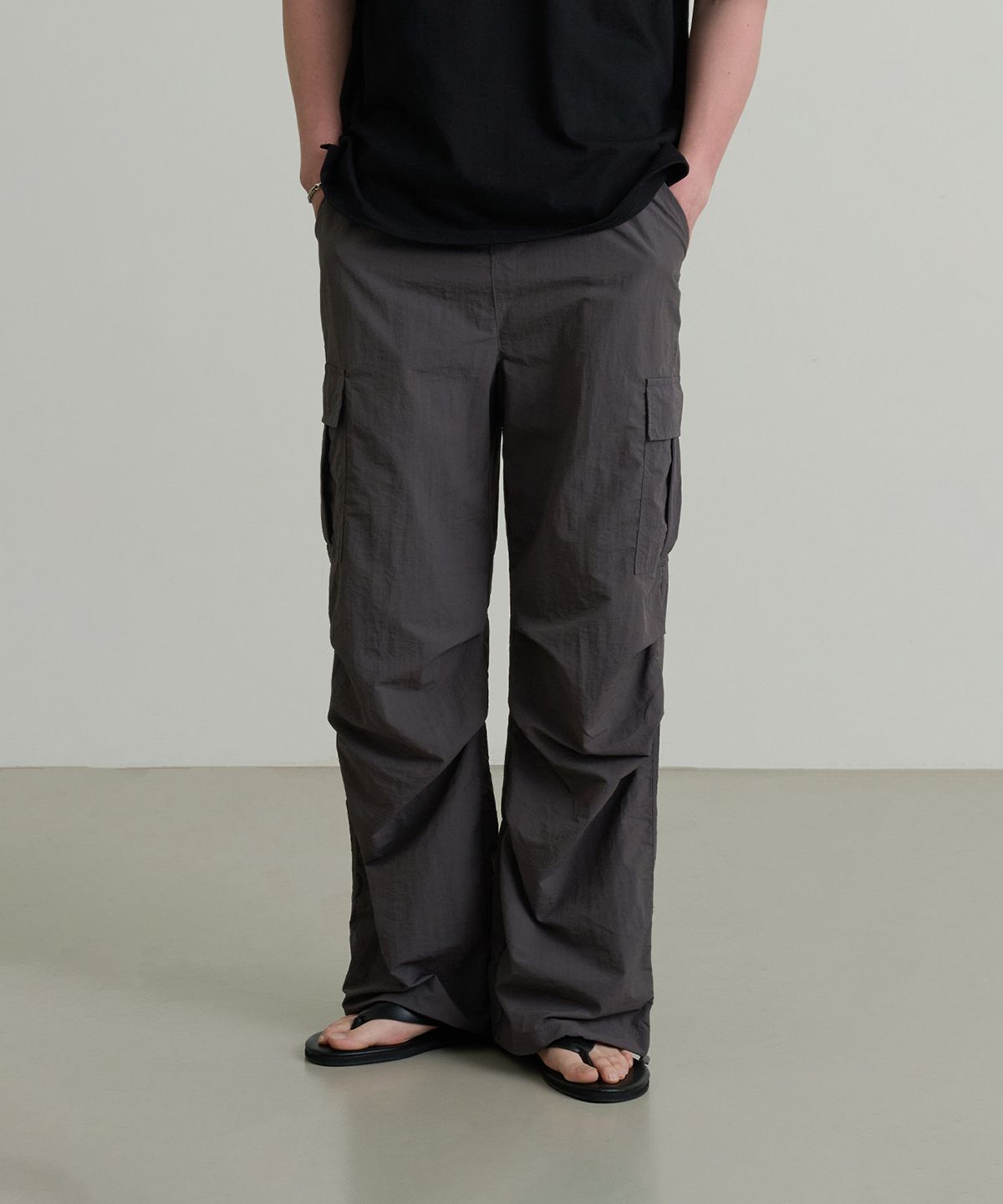 크레드먼스(CREEDMENS) 볼륨 파라슈트 카고 팬츠 (CHARCOAL)
