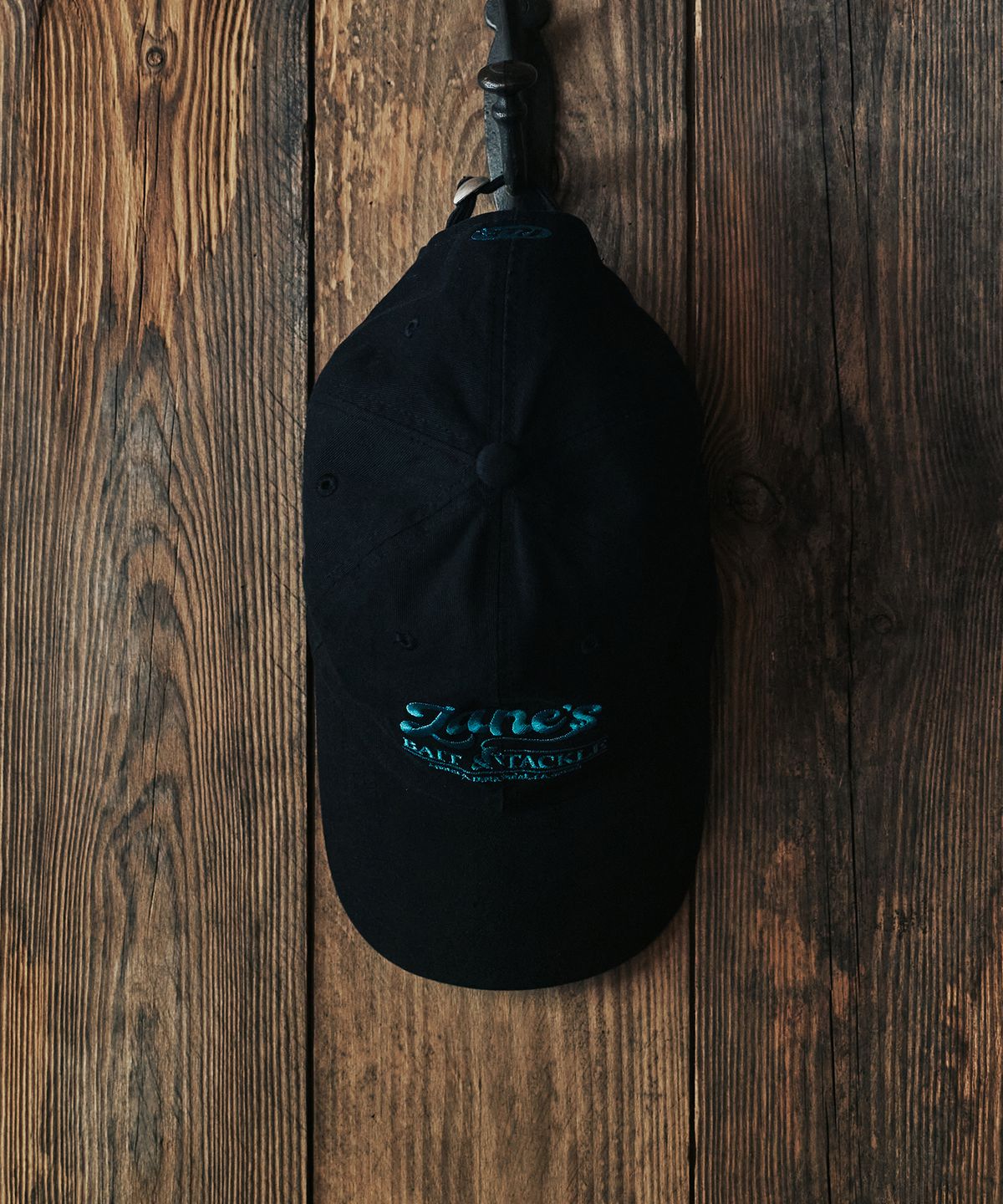 프리즘웍스(FRIZMWORKS) ZANES BAIT & TACKLE LOGO BALL CAP _ BLACK