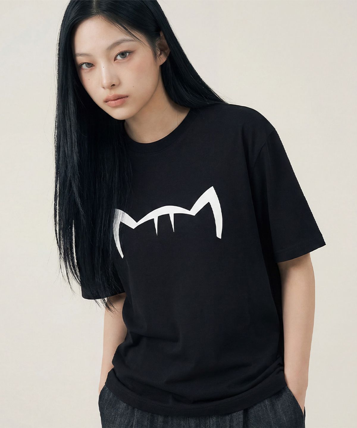 키키미미(KIKIMIMI) 베이직 키티 빅 로고 티셔츠 (블랙)