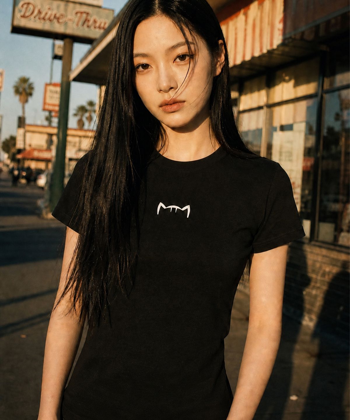 키키미미(KIKIMIMI) 크롭 키티 센터 로고 티셔츠 (블랙)