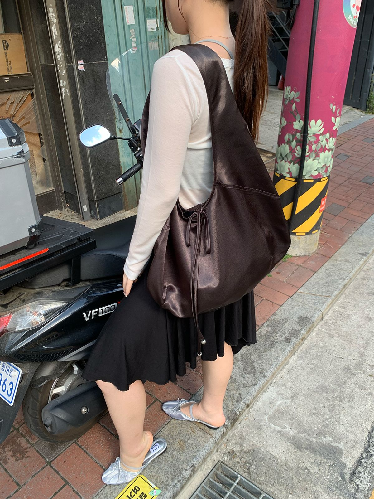 무니쉬(MOONISH) Veil Satin Bag  - Cacao Brown