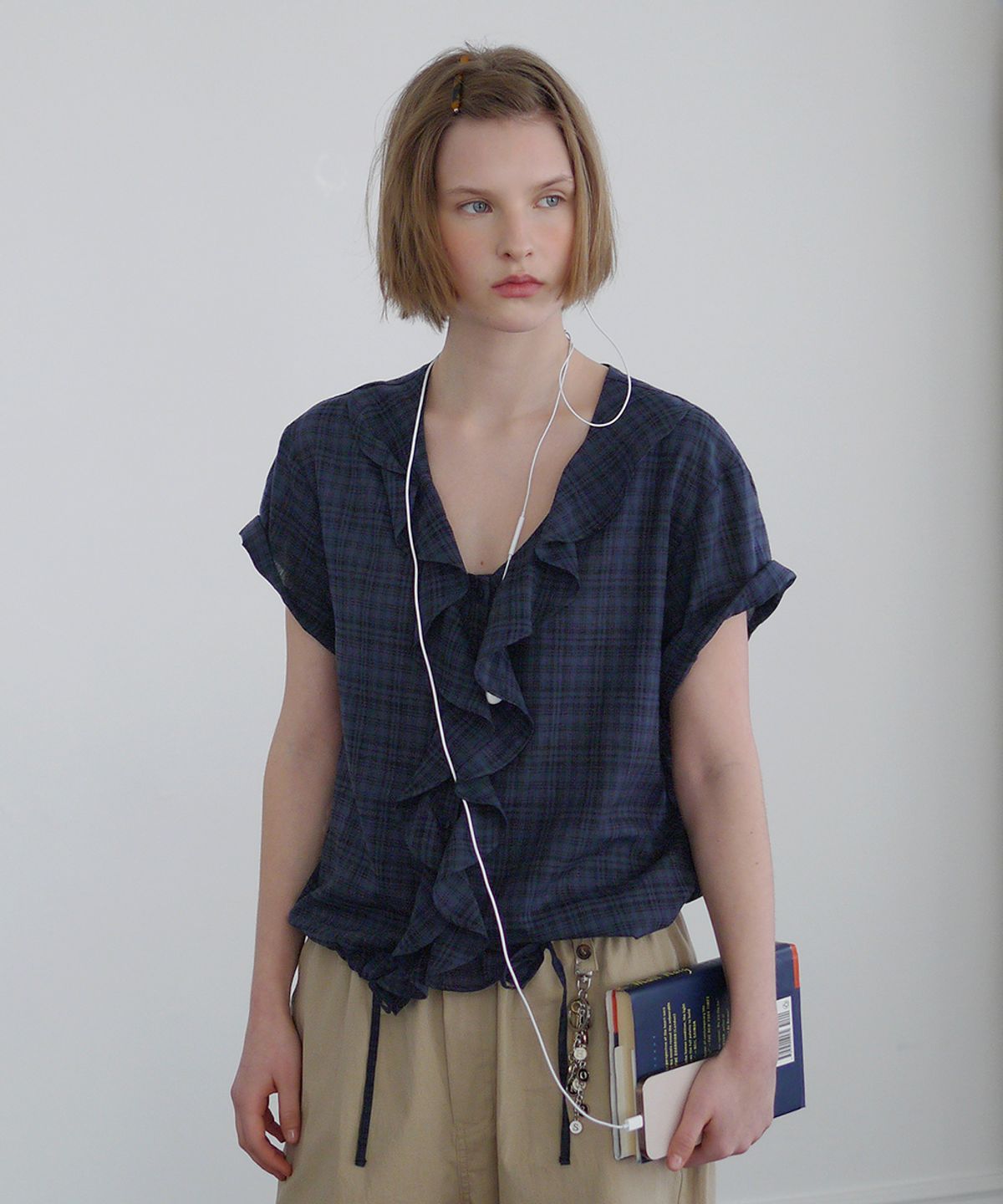 애프터아워즈(AFTERHOURS) RUFFLE HALF SLEEVE BLOUSE (NAVY-CHECK)