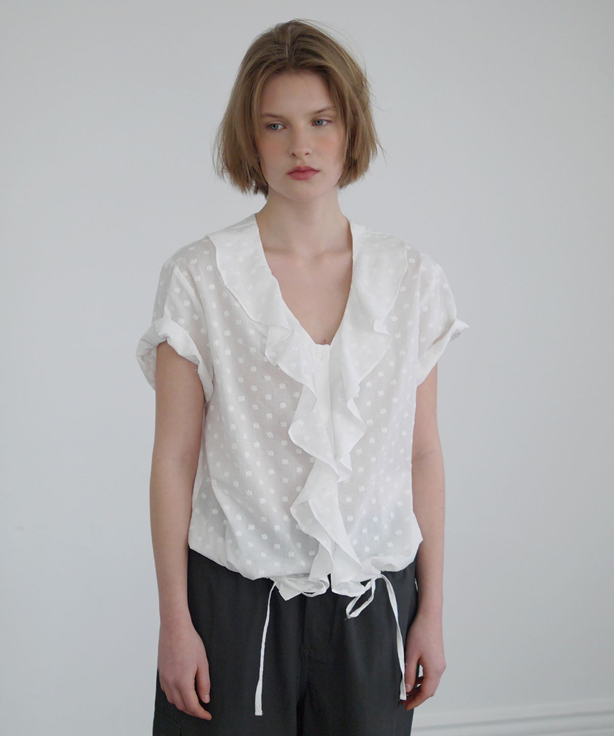애프터아워즈(AFTERHOURS) RUFFLE HALF SLEEVE BLOUSE (WHITE-FLORAL)