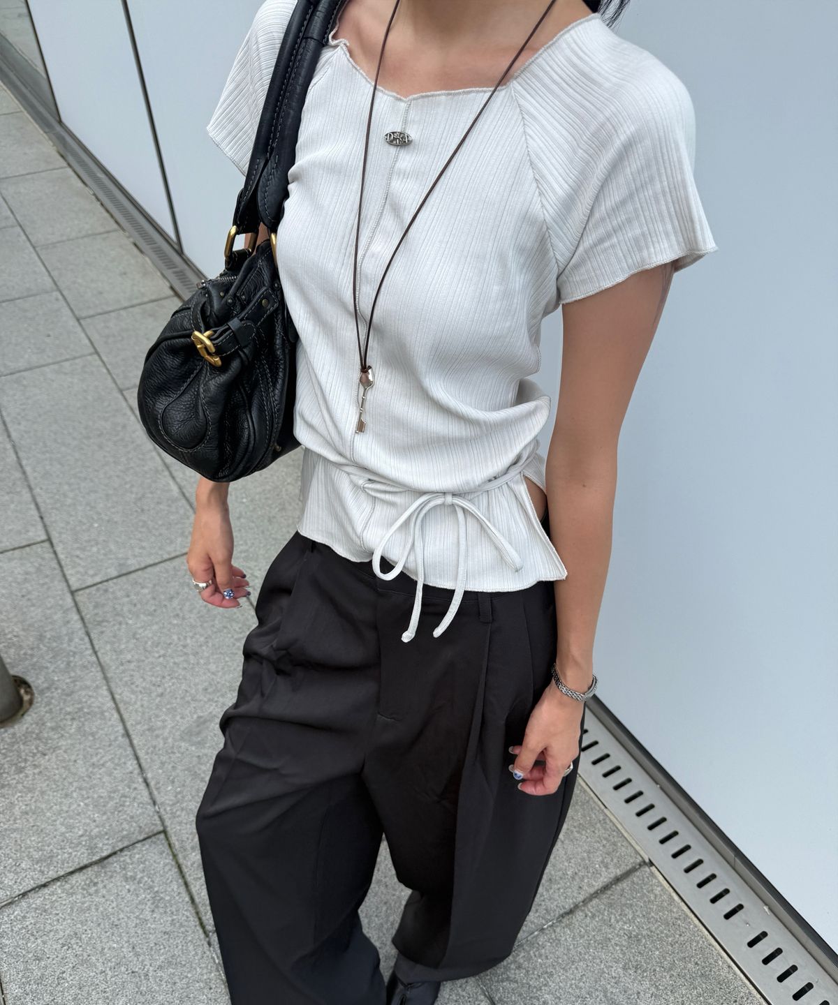런던다다(LONDONDADA) Pleated Pendant Boat Neck Short Sleeve T-Shirt, GREIGE