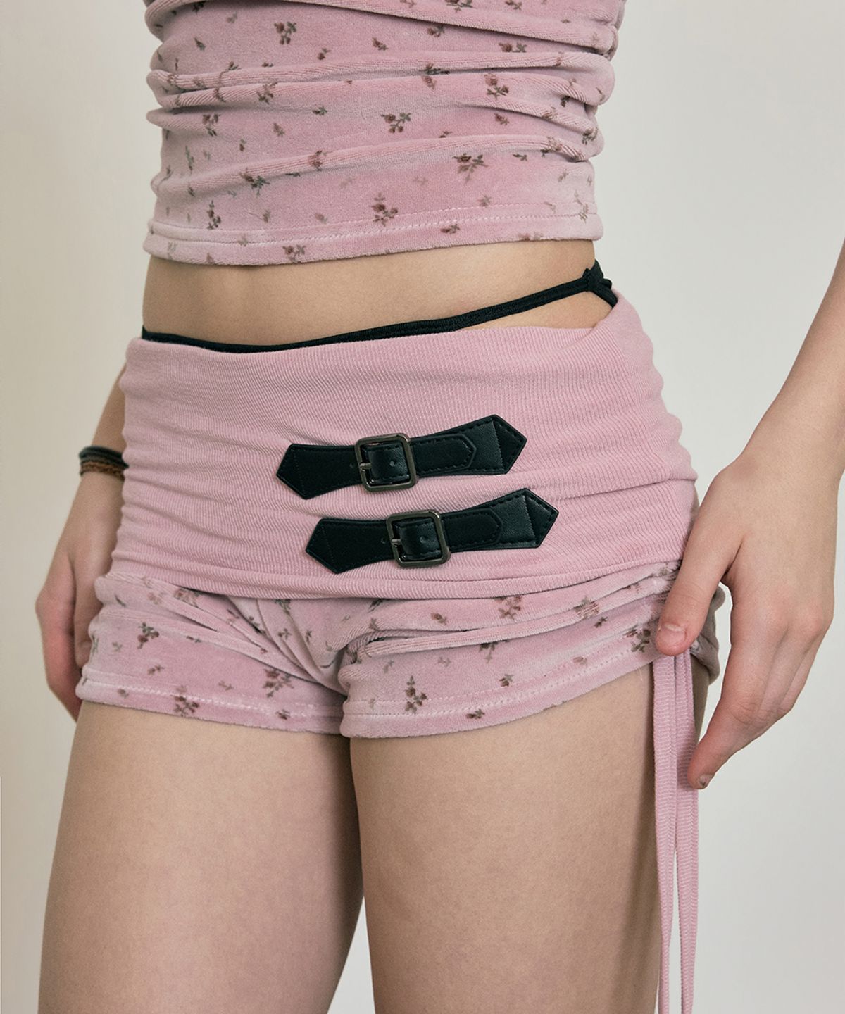 노 엑스트라 터치(NO EXTRA TOUCH) Velvet Shirred Belted Micro Shorts (Pink) / 26SMSP002PI