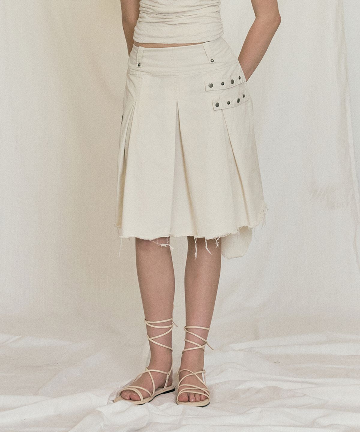 노 엑스트라 터치(NO EXTRA TOUCH) Dyed Snap Stud Midi Skirt (Ivory) / 26SMSK001IV