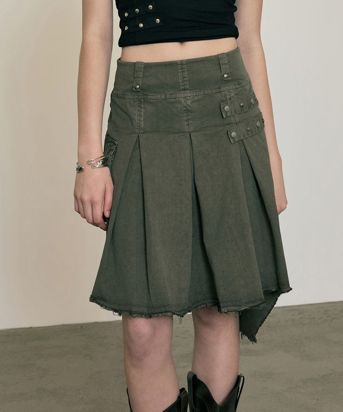 노 엑스트라 터치(NO EXTRA TOUCH) Dyed Snap Stud Midi Skirt (Khaki) / 26SMSK001KH