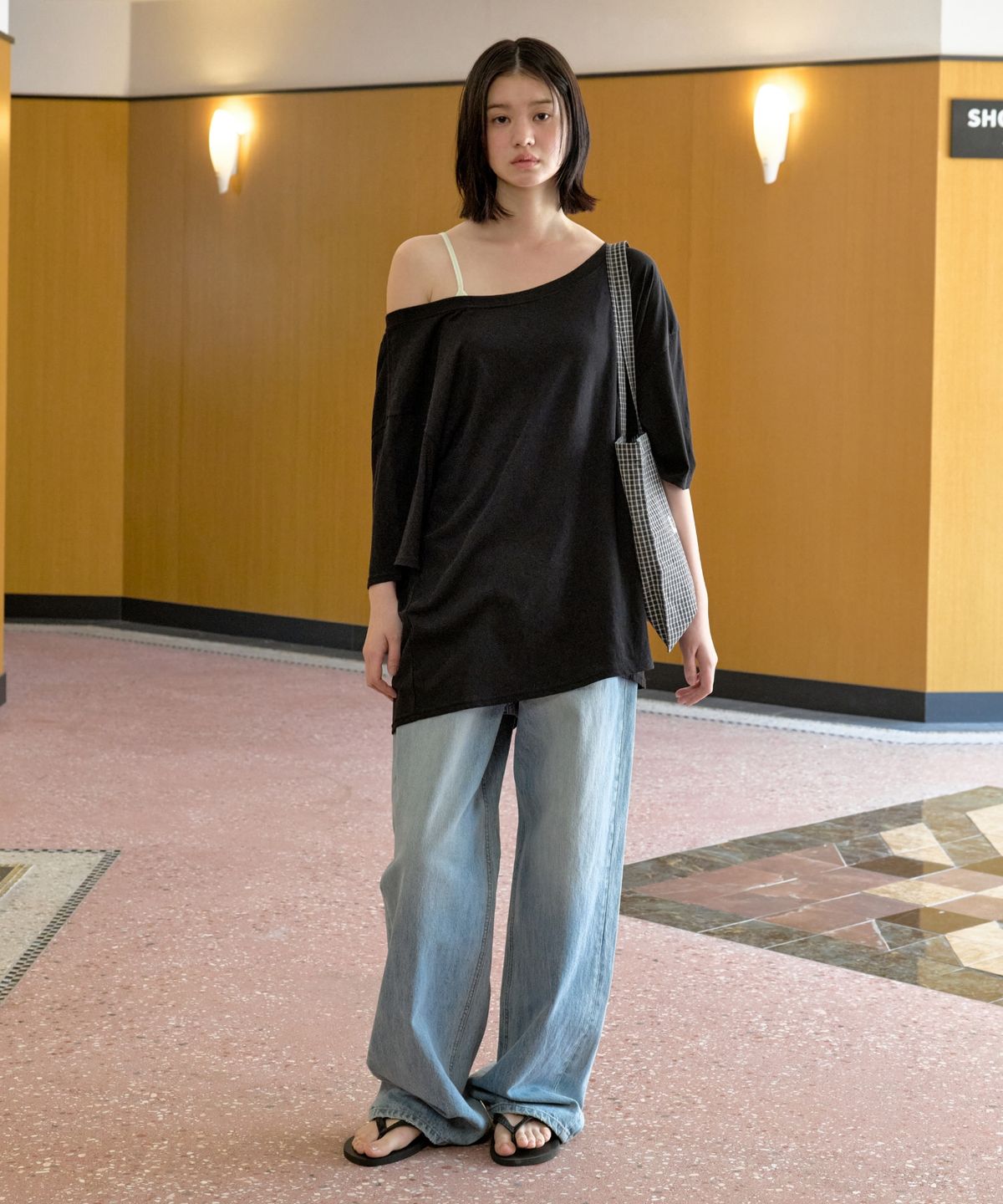 로우클래식(LOW CLASSIC) Lc OFF-SHOULDER TEE_BLACK [LC262TS07BK]