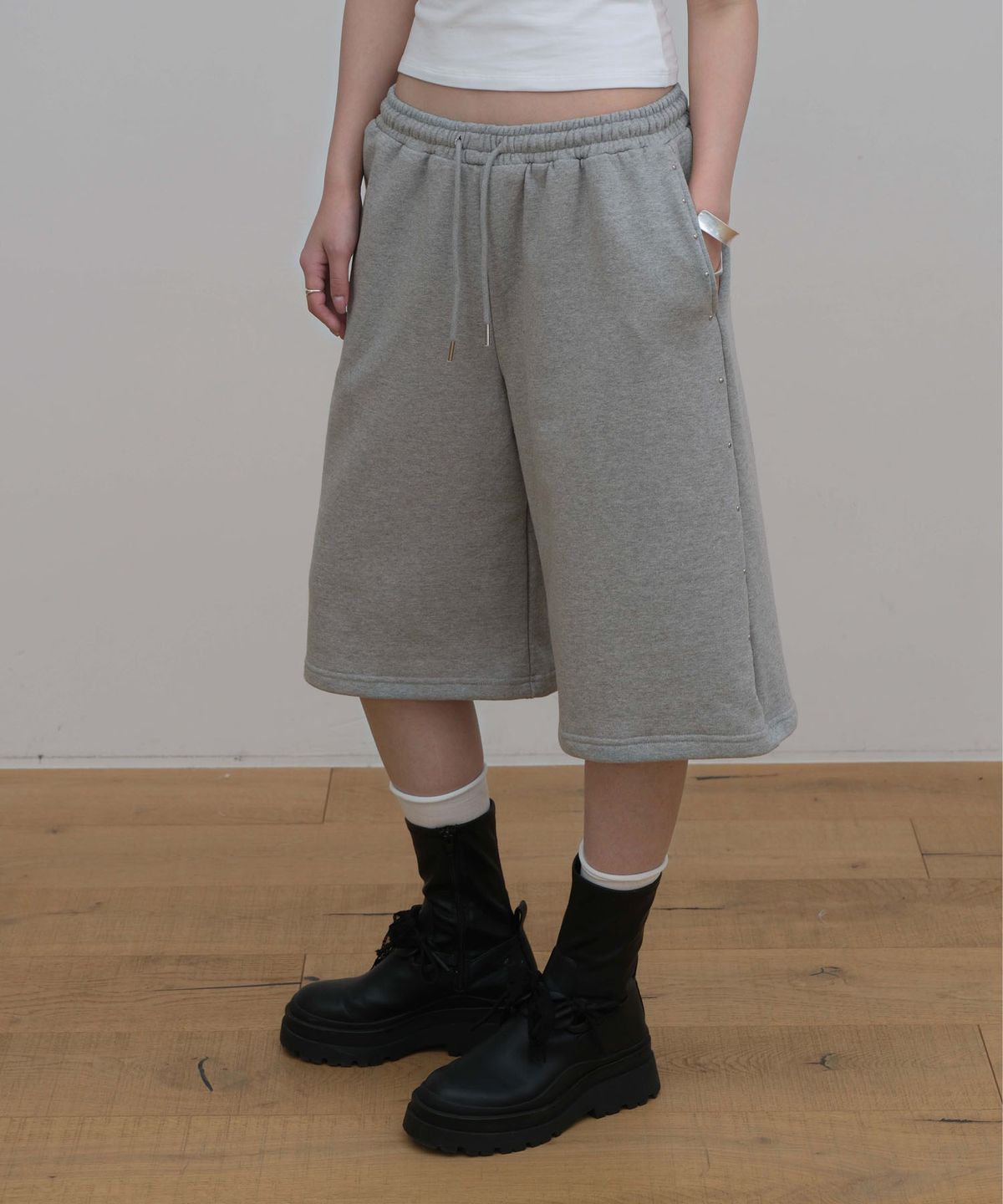 오드민(ODDMIN) Stud Detail Bermuda Pants (Melange)