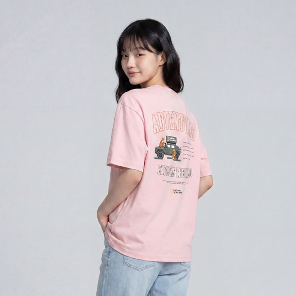 내셔널지오그래픽(NATIONALGEOGRAPHIC) N262UTS900 프로스트 패밀리룩 그래픽 세미오버핏 반팔 티셔츠 SILVER PINK