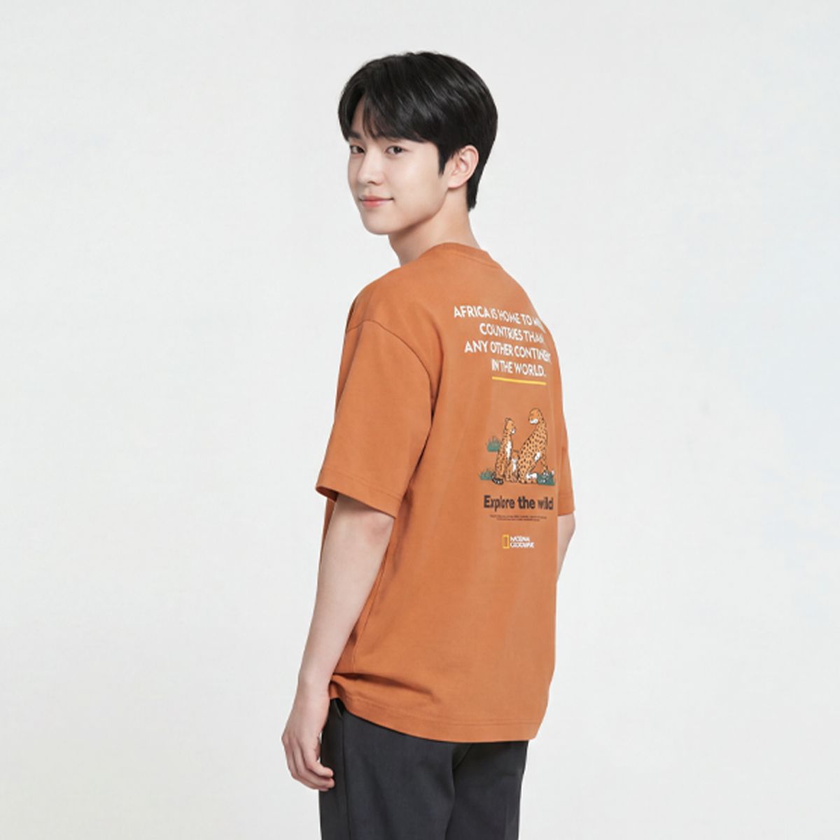 내셔널지오그래픽(NATIONALGEOGRAPHIC) N262UTS900 프로스트 패밀리룩 그래픽 세미오버핏 반팔 티셔츠 SAND ORANGE