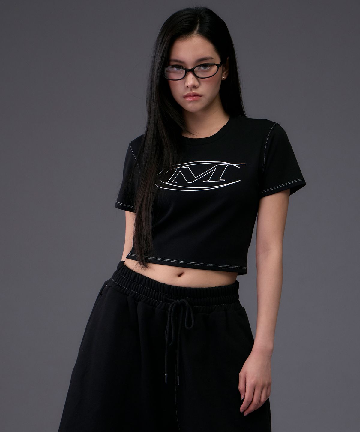 미학(MIHAK) 스트록 로고 스티치 크롭 티셔츠 (BLACK)