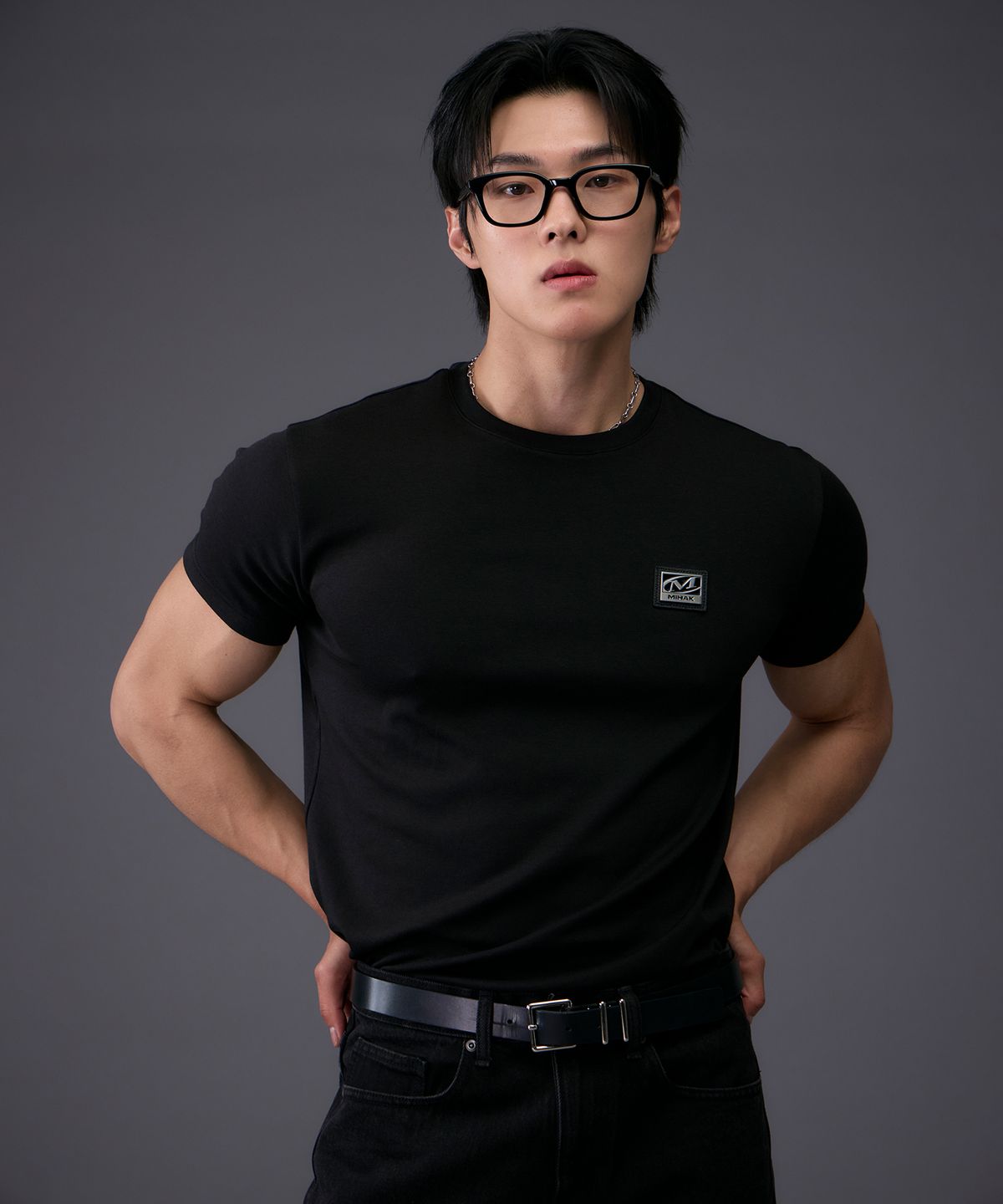 미학(MIHAK) 메탈 플레이트 머슬핏 티셔츠 (BLACK)