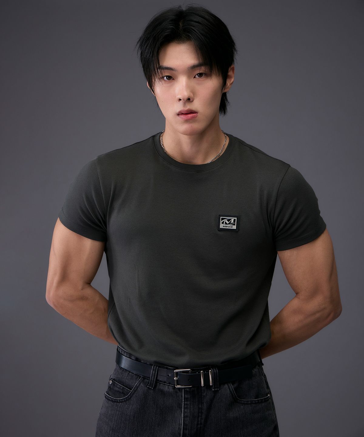 미학(MIHAK) 메탈 플레이트 머슬핏 티셔츠 (KHAKI)