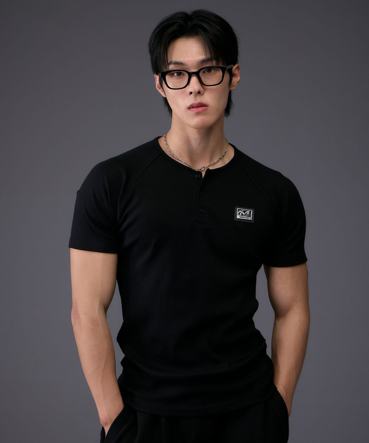 미학(MIHAK) 메탈 플레이트 머슬핏 헨리넥 티셔츠 (BLACK)